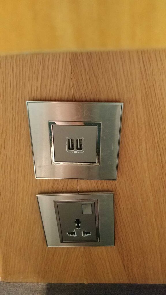 power outlets Qantas Singapore business lounge review Only1invillage