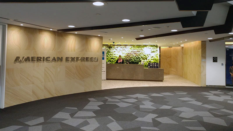 american express lounge in houston airport